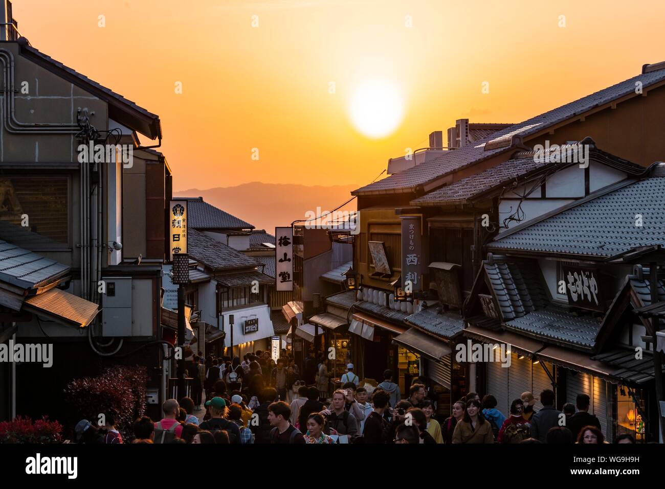 Crepuscolo, la folla in un vicolo, Matsubara dori vicolo storico nel centro storico con case tradizionali giapponesi, Kiyomizu, Kyoto, Giappone Foto Stock