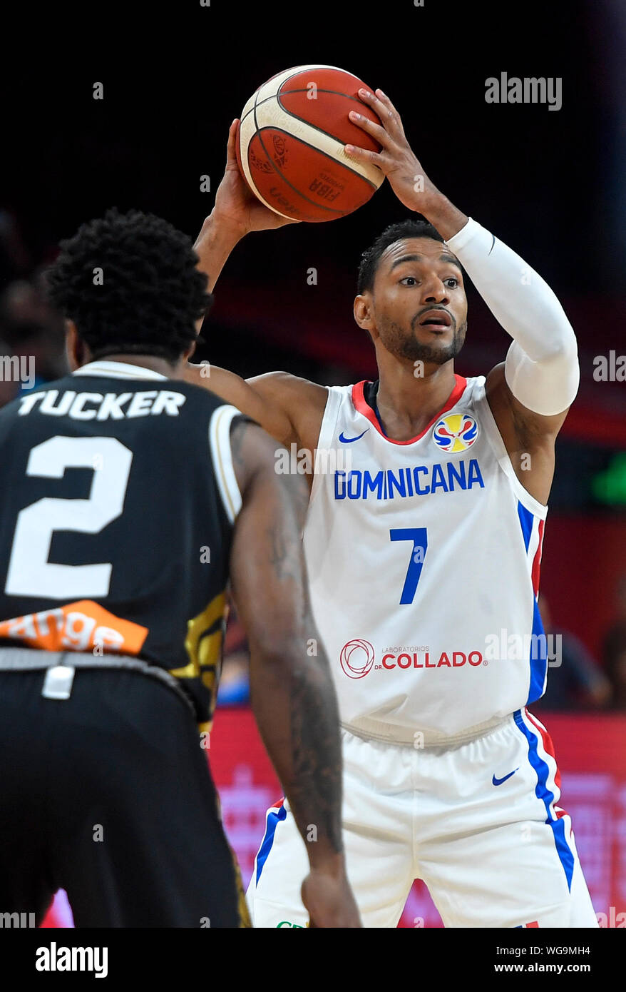 Shenzhen, Cina la provincia di Guangdong. 1 Sep, 2019. Sadiel Rojas (R) della Repubblica Dominicana compete durante il gruppo G corrispondenza tra la Repubblica Dominicana e la Giordania presso la FIBA World Cup 2019 in Shenzhen, Cina del sud della provincia di Guangdong, sul Sett. 1, 2019. Credito: Xu Chang/Xinhua/Alamy Live News Foto Stock