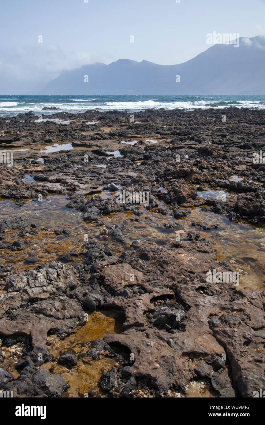 Lanzarote, Isole Canarie, roccia vulcanica per piscine di Caleta de Famara Foto Stock