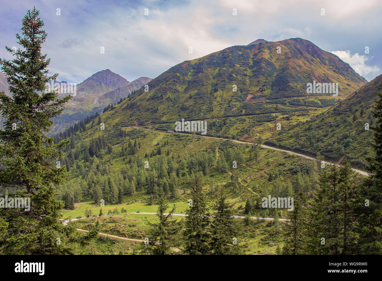 Austria Alpi panorama del paesaggio, Solk Pass è un alto passo di montagna nelle Alpi austriache nel Land della Stiria. Esso attraversa il Niedere Tauern e Foto Stock