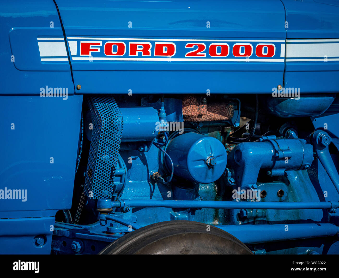 Motore della Ford annata 2000 trattore dipinto di blu con il rosso e bianco scritte Foto Stock