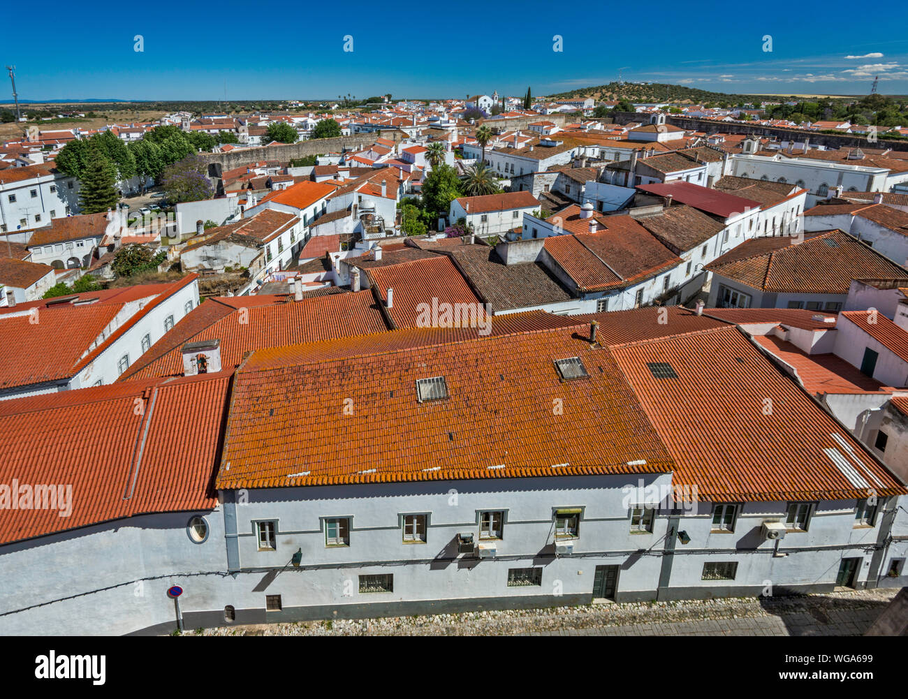 Veduta del paese dal castello medievale in Serpa, distretto di Beja, Baixo Alentejo, Portogallo Foto Stock