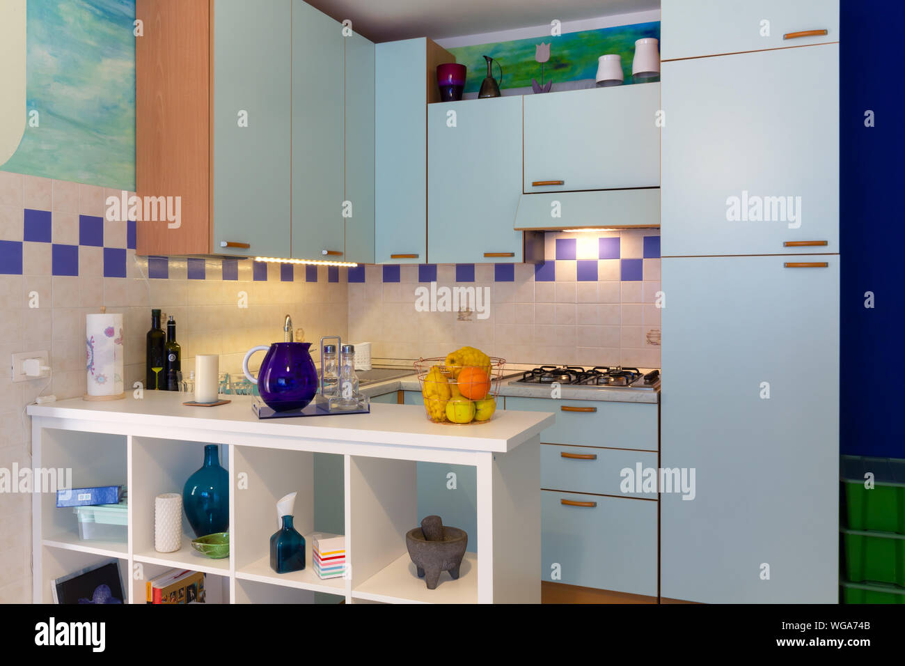 Decorate in stile moderno angolo cottura in un piccolo appartamento Foto Stock