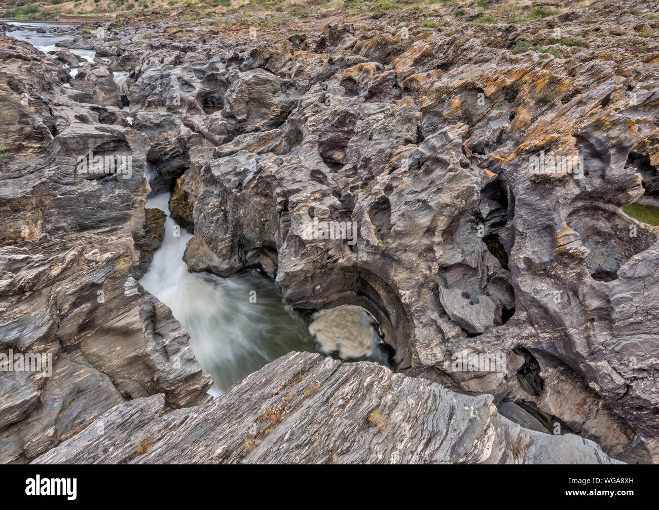 Lo scisto in rocce metamorfiche su Pulo do Lobo cascata sul Rio Guadiana Guadiana Valley Natural Park, distretto di Beja, Baixo Alentejo, Portogallo Foto Stock