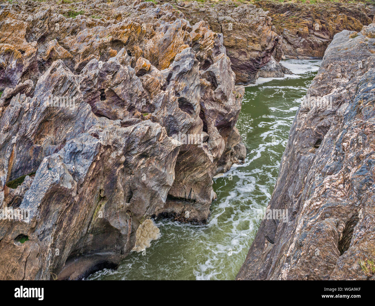 Lo scisto in rocce metamorfiche su Pulo do Lobo cascata sul Rio Guadiana Guadiana Valley Natural Park, distretto di Beja, Baixo Alentejo, Portogallo Foto Stock