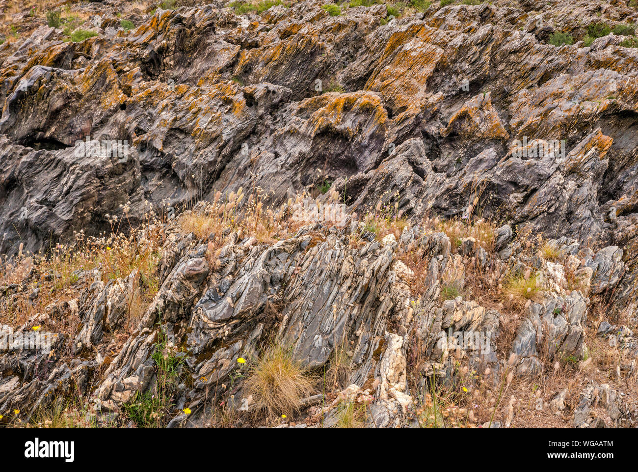 Lo scisto in rocce metamorfiche vicino Pulo do Lobo cascata sul Rio Guadiana Guadiana Valley Natural Park, distretto di Beja, Baixo Alentejo, Portogallo Foto Stock