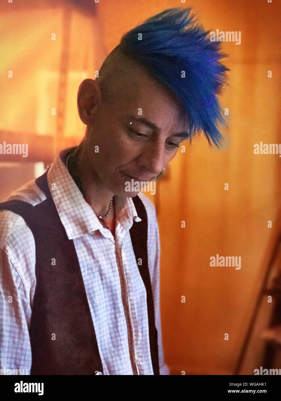 Moda Uomo maturo con capelli blu a casa Foto stock - Alamy