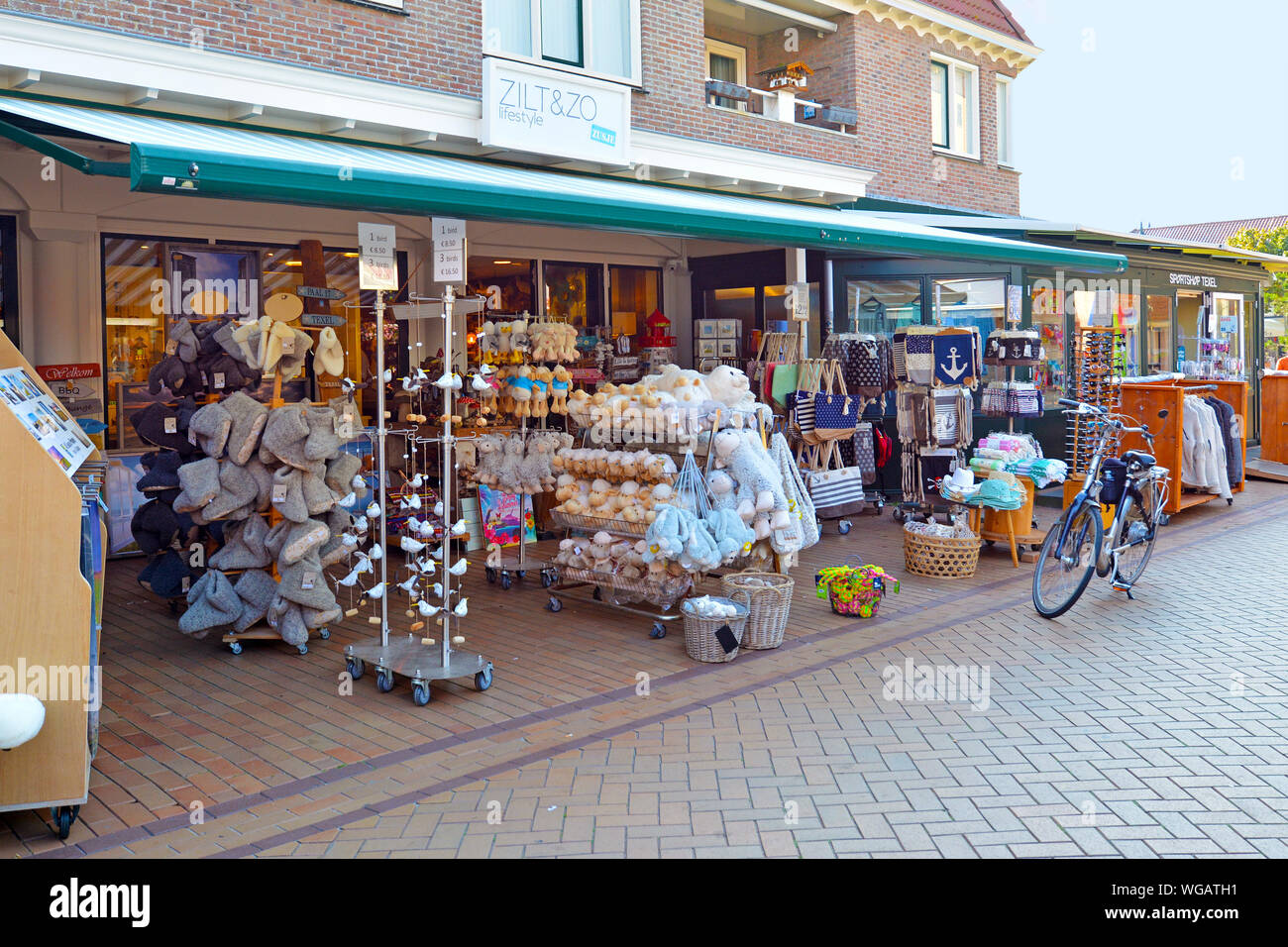 De Koog, Texel / Nord Olanda - Agosto 2019: souvenir locali shopselling regalini turistici nelle strade di De Koog su isola di Texel Foto Stock