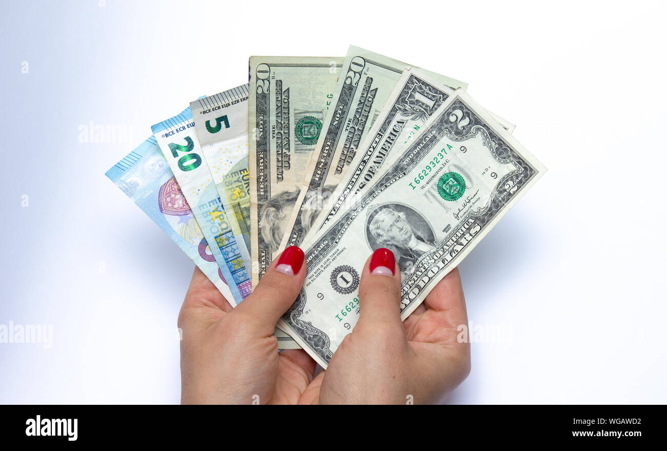 La carta moneta in mani femminili, isoated su uno sfondo bianco. Il concetto di business, risparmi, calcolo. Foto Stock