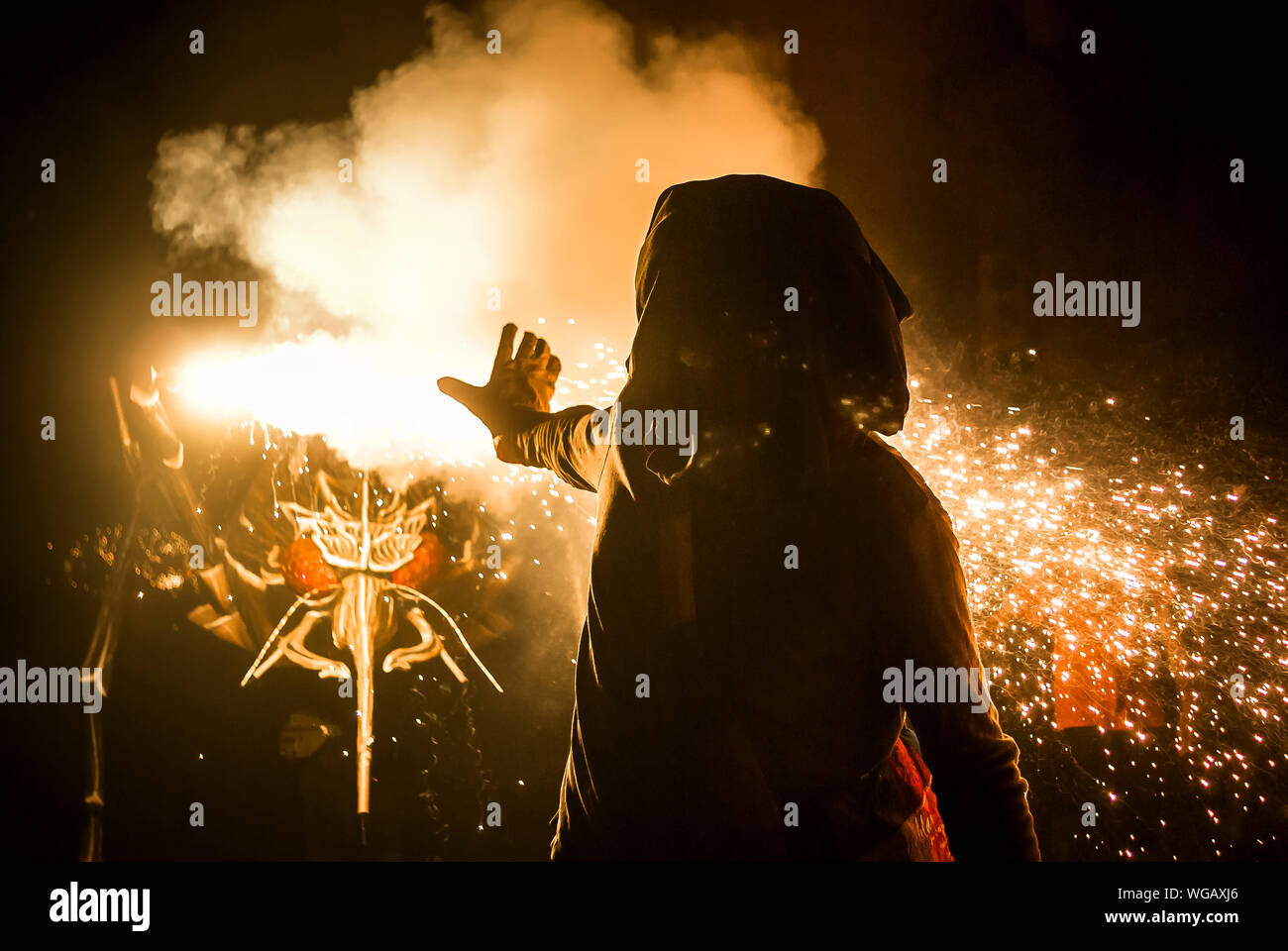 Persona in piedi da un incendio all evento tradizionale Foto Stock