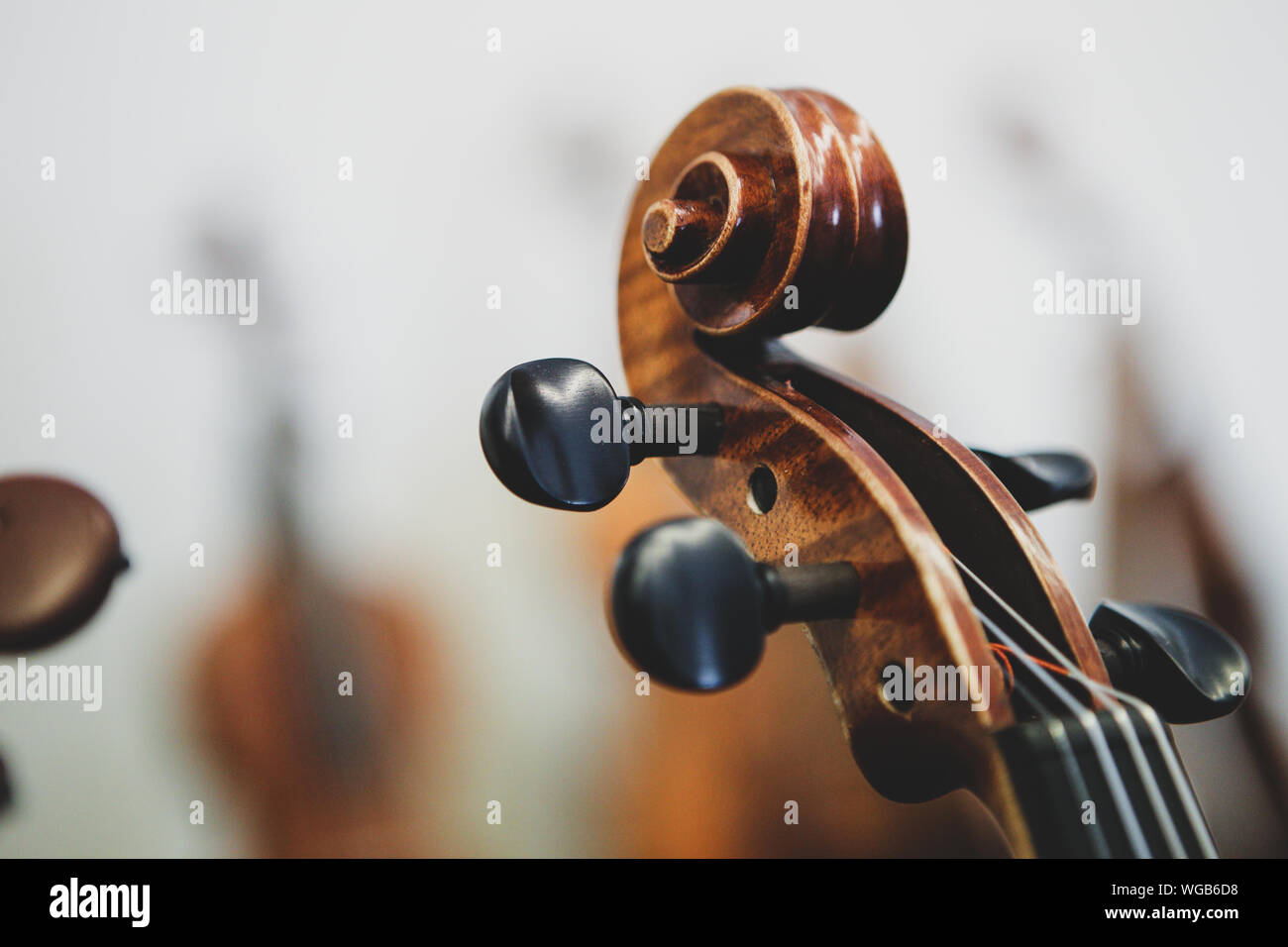 Dettagli con la rotellina di scorrimento, peg box, piroli, stringhe, il collo e la tastiera di un violino prima sinfonica concerto di musica classica Foto Stock