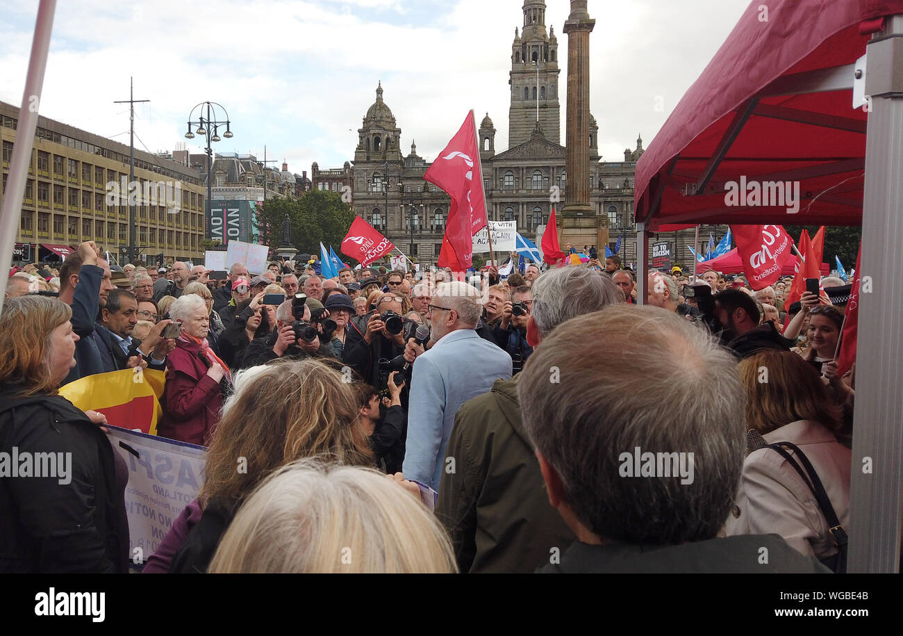 Glasgow, Scotland, Regno Unito. 31 Agosto 2019: leader laburista, Jeremy Corbyn parlando a una folla di massa a difendere la democrazia nel rally di George Square, Glasgow. Foto Stock