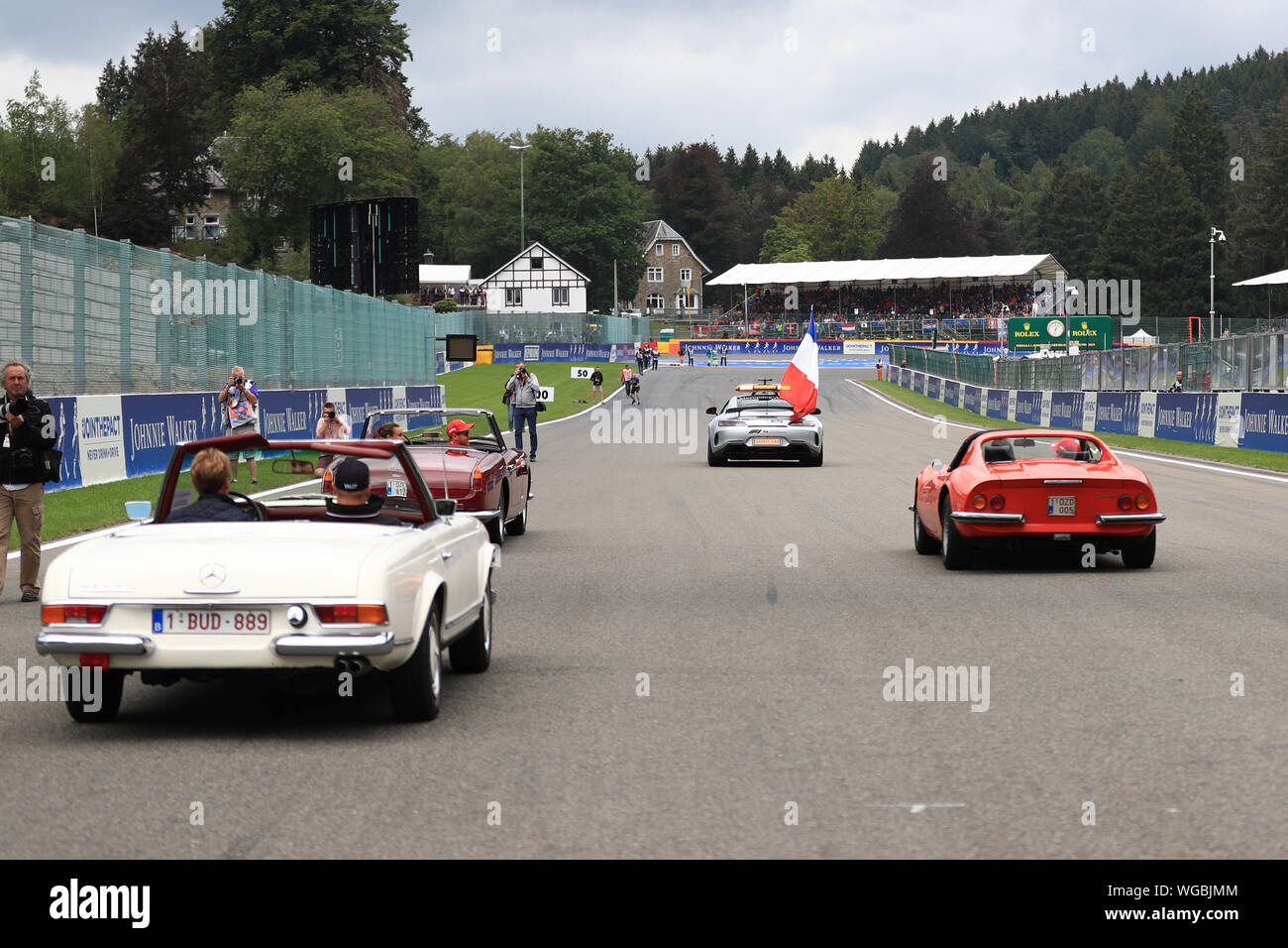 Spa, Belgio. 01 Sep, 2019. 1 settembre 2019; Spa-Francorchamps racing circuito, Stavelot, Belgio; Formula 1 Gran Premio del Belgio, il giorno della gara; la sicurezza auto porta parata dei piloti con la bandiera francese in omaggio a Anthoine Hubert - solo uso editoriale. Credit: Azione Plus immagini di sport/Alamy Live News Foto Stock