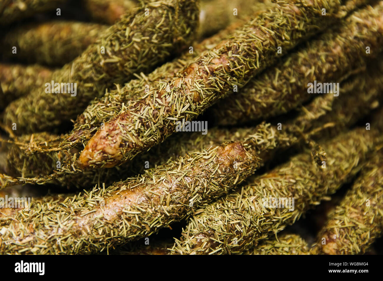 Primo piano del francese salsicce con erbe aromatiche Foto Stock