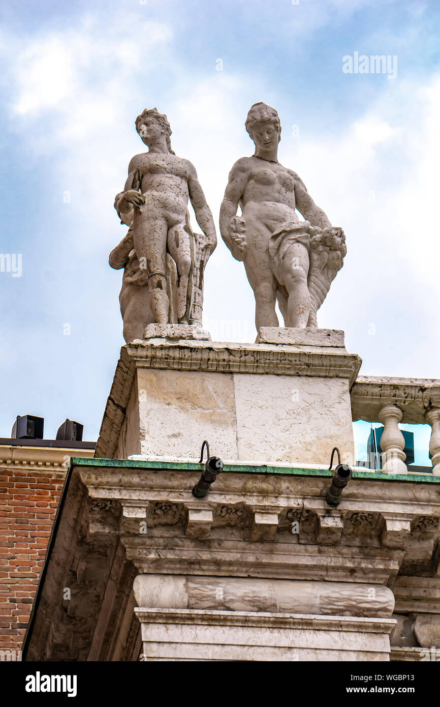 Vista in statue in Basilica Palladiana a Vicenza, Italia Foto Stock