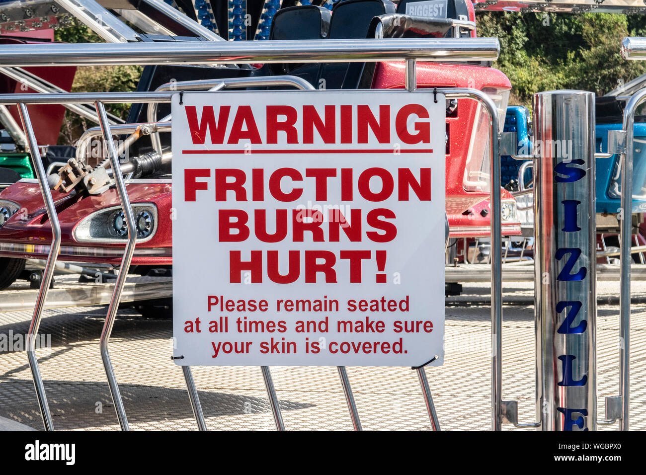 Segno, avviso "l'attrito brucia male' su una fiera ride. Foto Stock