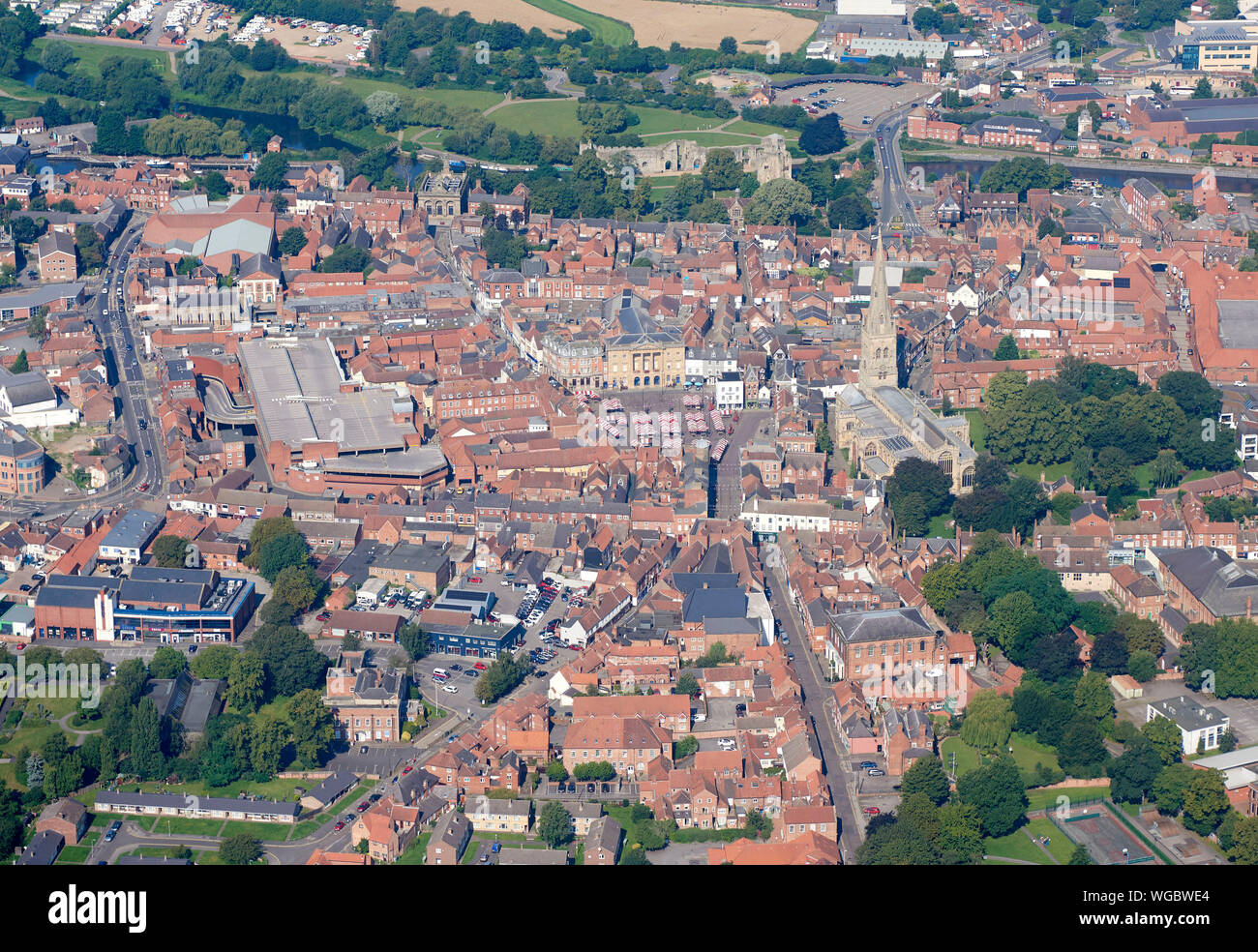 La storica città mercato di Newark on Trent, East Midlands, England, Regno Unito, dall'aria Foto Stock