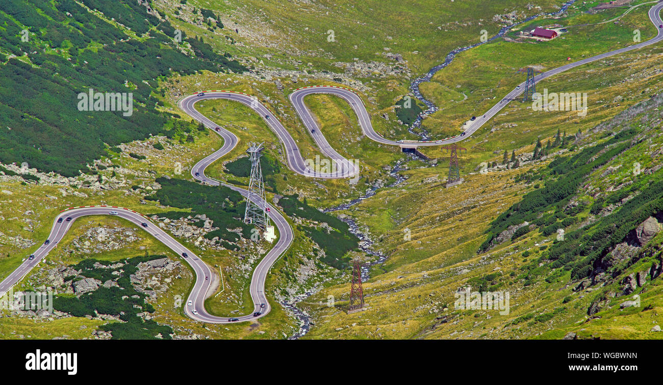 Avvolgimento strada estiva visto da sopra, Transfagarasan road in rumeno Capathians. Foto Stock