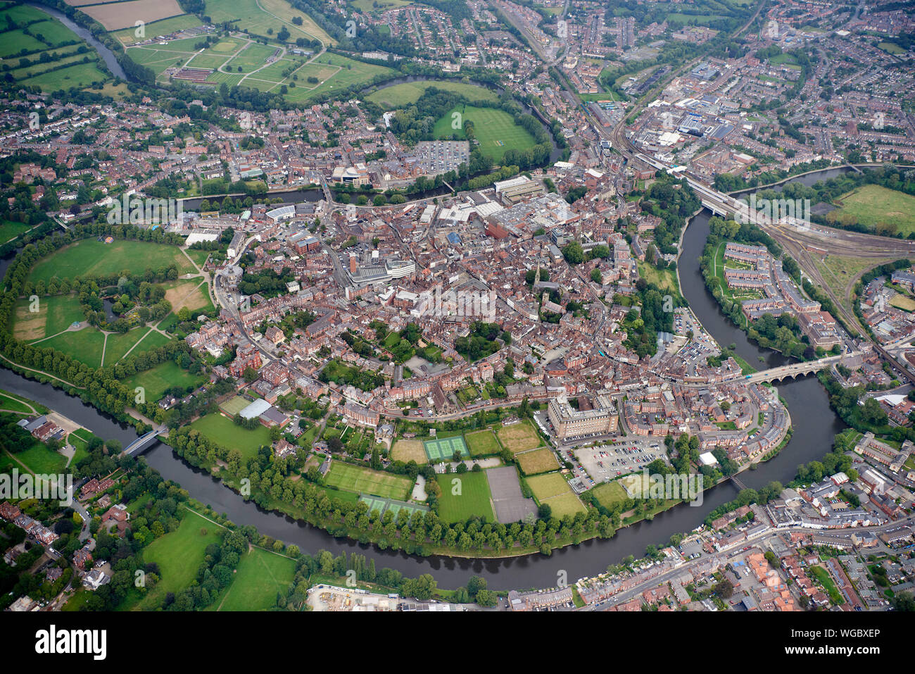 Una veduta aerea di Shrewsbury, Shropshire, mostrando il fiume Severn intorno alla città. Midlands occidentali, England, Regno Unito Foto Stock