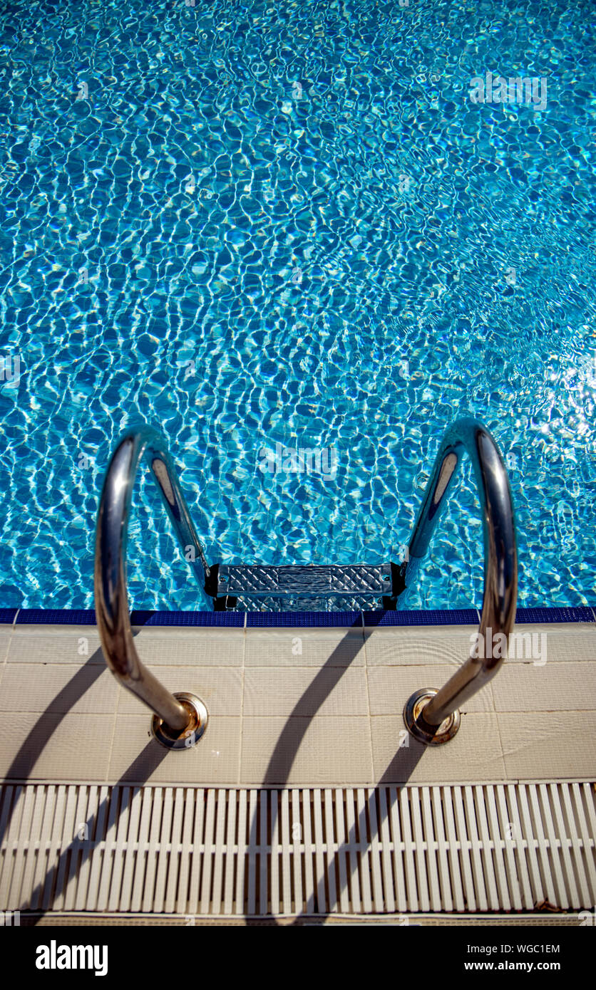 Maniglioni in scaletta la piscina Foto Stock