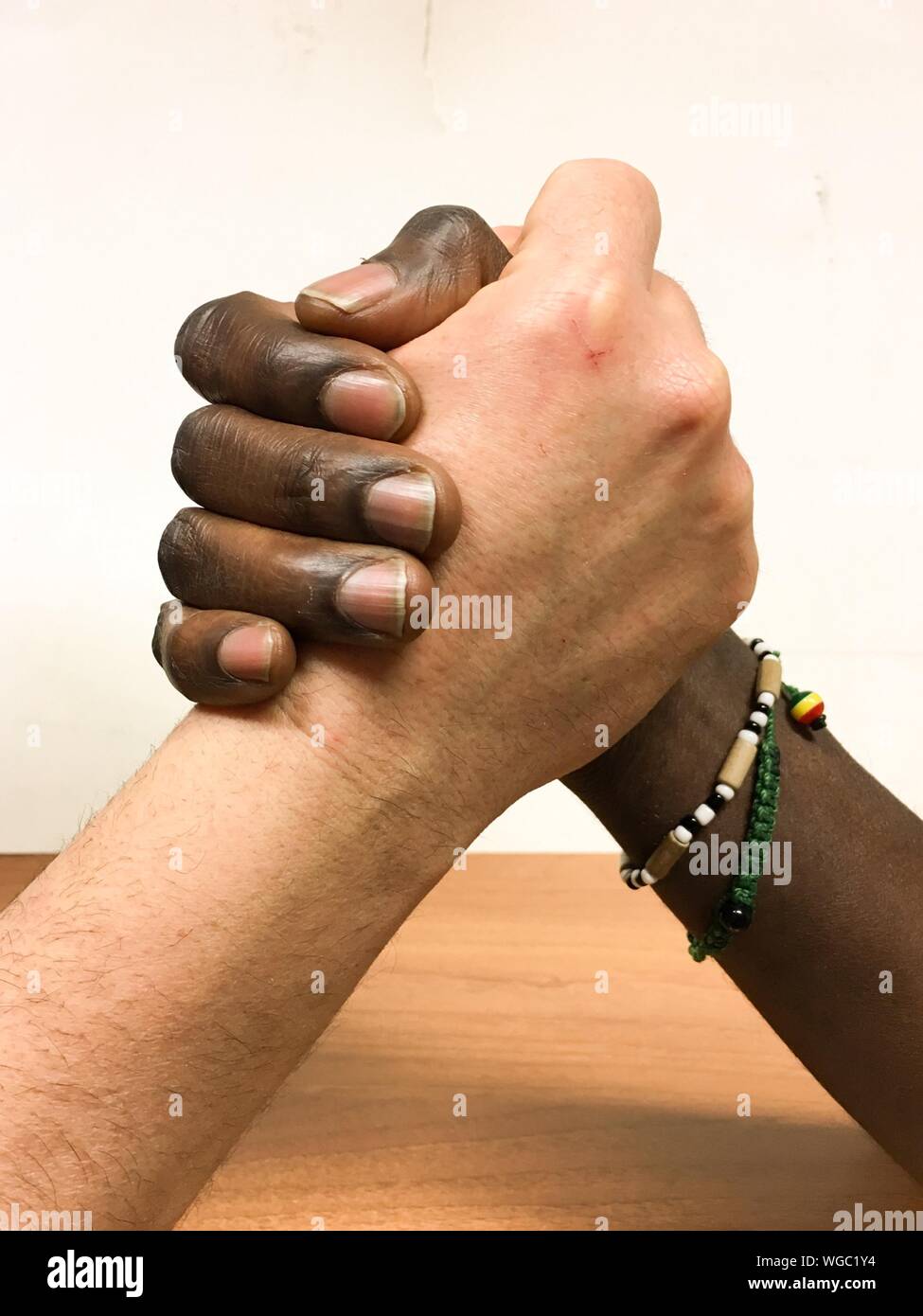 Ritagliate la mano di multi-etnico persone del gruppo braccio di wrestling Foto Stock