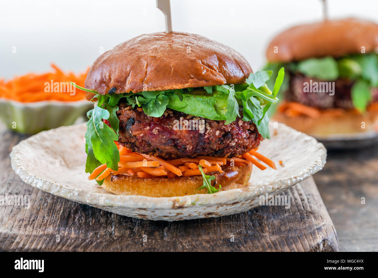 La barbabietola rossa vegetariano burger con avocado e carote in slaw brioche bun Foto Stock