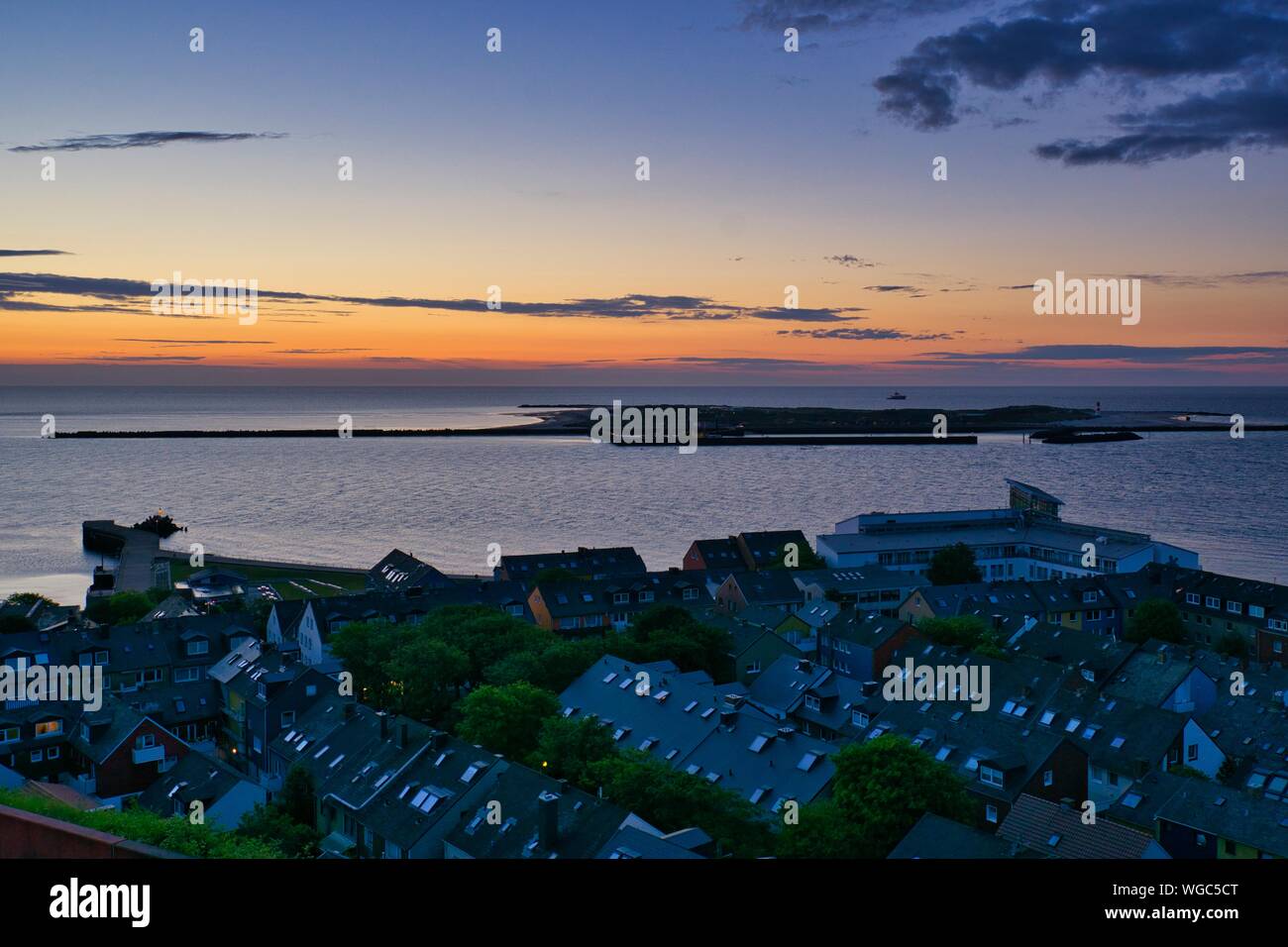 Helgoland - guardare sull'isola dune - tramonto sul mare Foto Stock