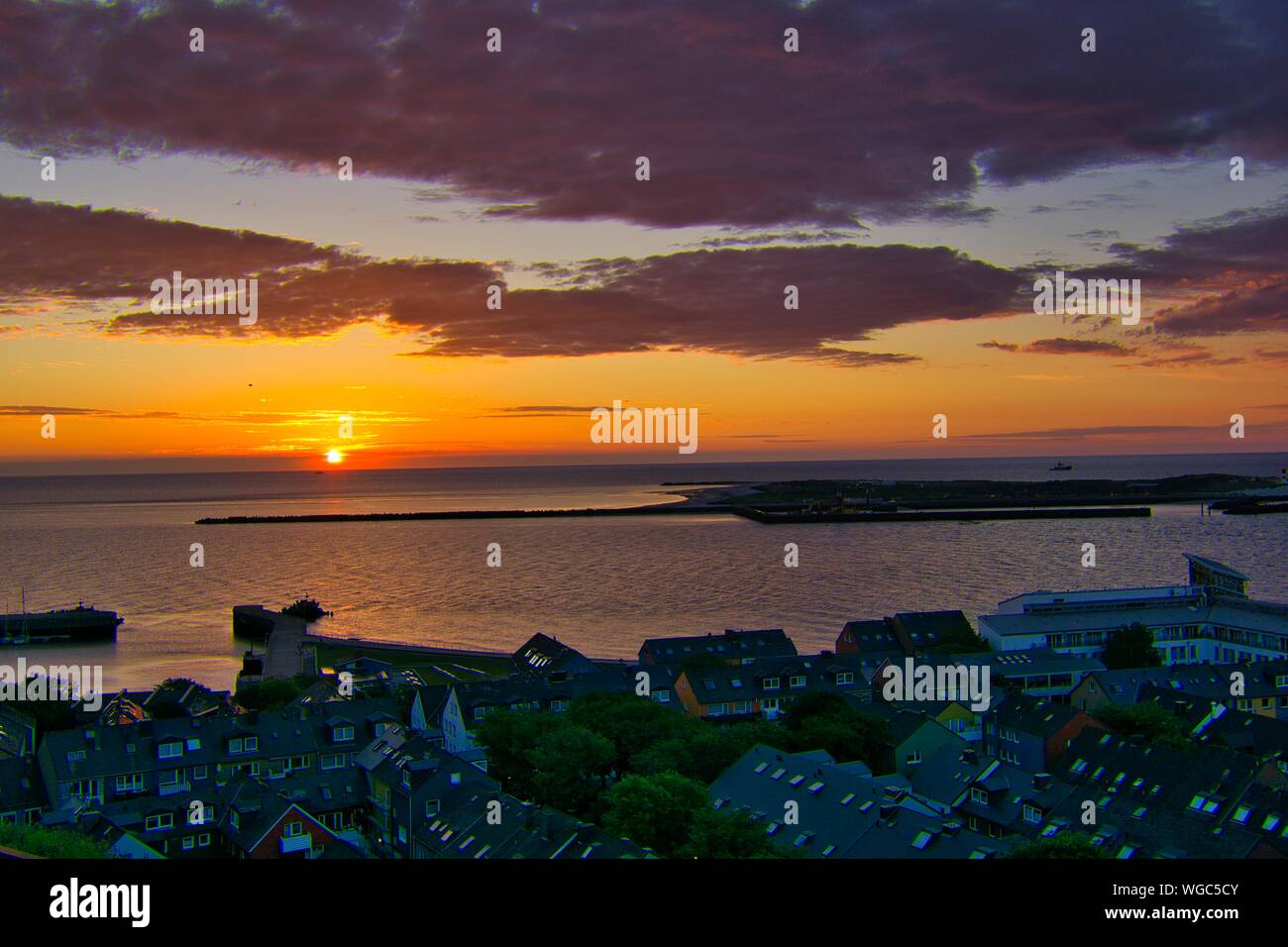 Helgoland - guardare sull'isola dune - tramonto sul mare Foto Stock