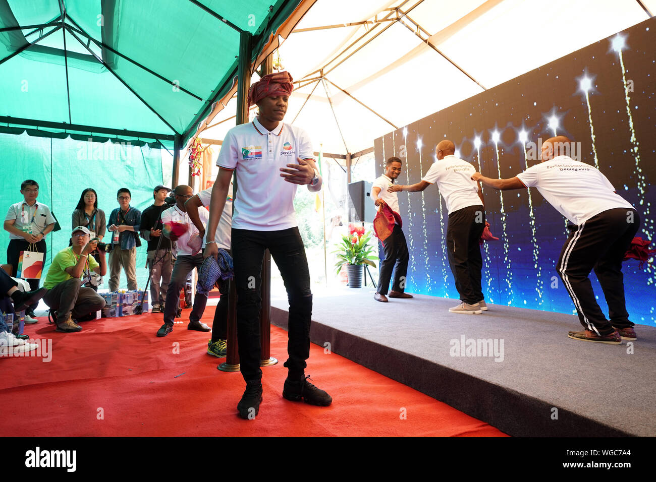 Pechino, Cina. 1 Sep, 2019. Attori eseguire durante il "Comore giorno' evento presso il Beijing International mostra orticola in Pechino, capitale della Cina, Sett. 1, 2019. L'expo che si terrà il suo "Comore giorno' evento di domenica. Credito: Ju Huanzong/Xinhua/Alamy Live News Foto Stock