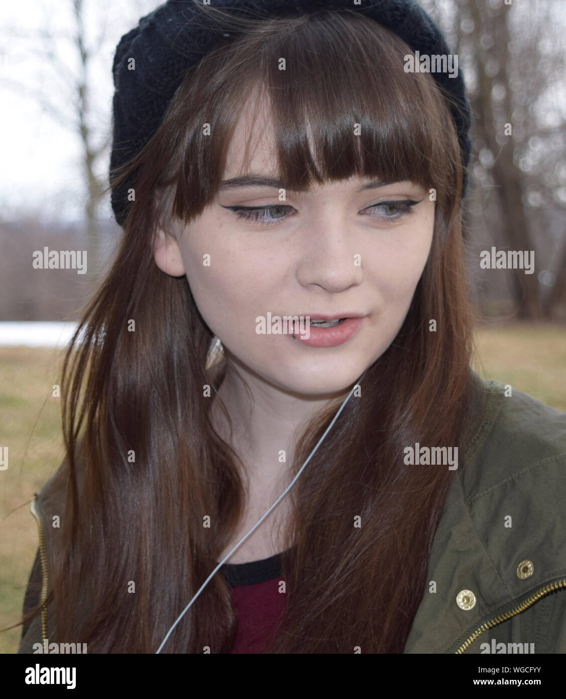 Close-up di adolescente con labbro piercing Foto Stock
