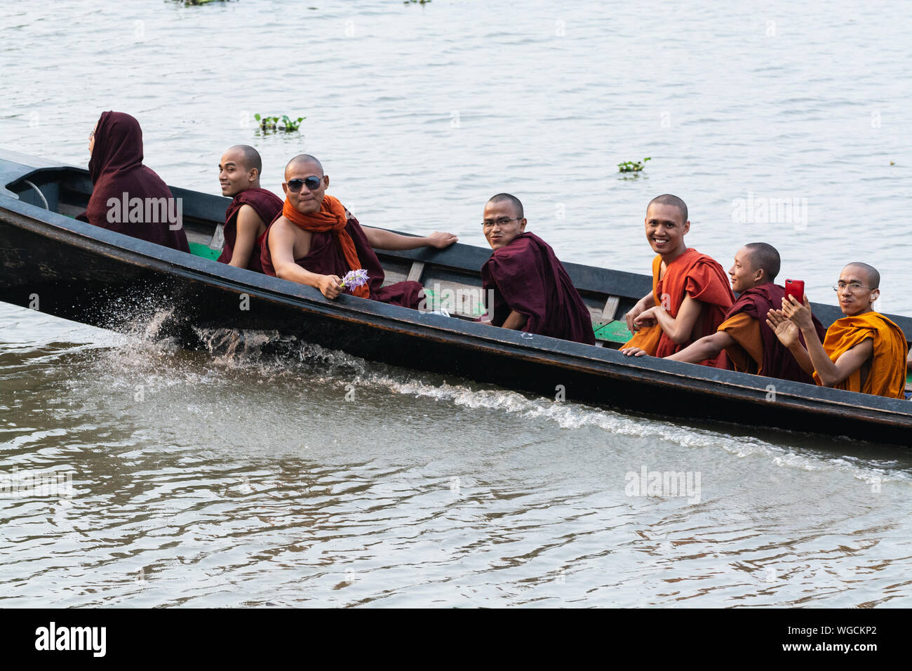 Inle, Myanmar - Aprile 2019: monaci birmani avente un giro in barca sul Lago Inle nel tradizionale barca lunga Foto Stock