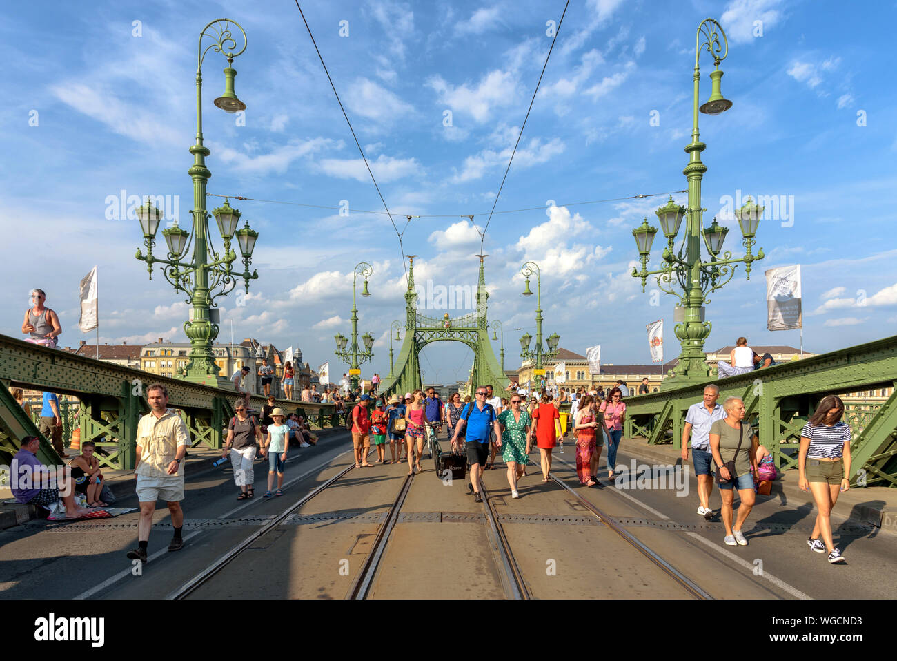 I pedoni sulla libertà chiuso / Szabadsag Bridge a Budapest in estate Foto Stock