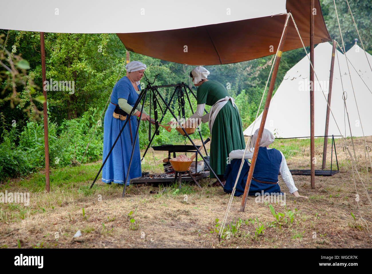 La vita medievale - onorevoli cucinare la cena - Tewkesbury Festival Medievale 2019 Foto Stock