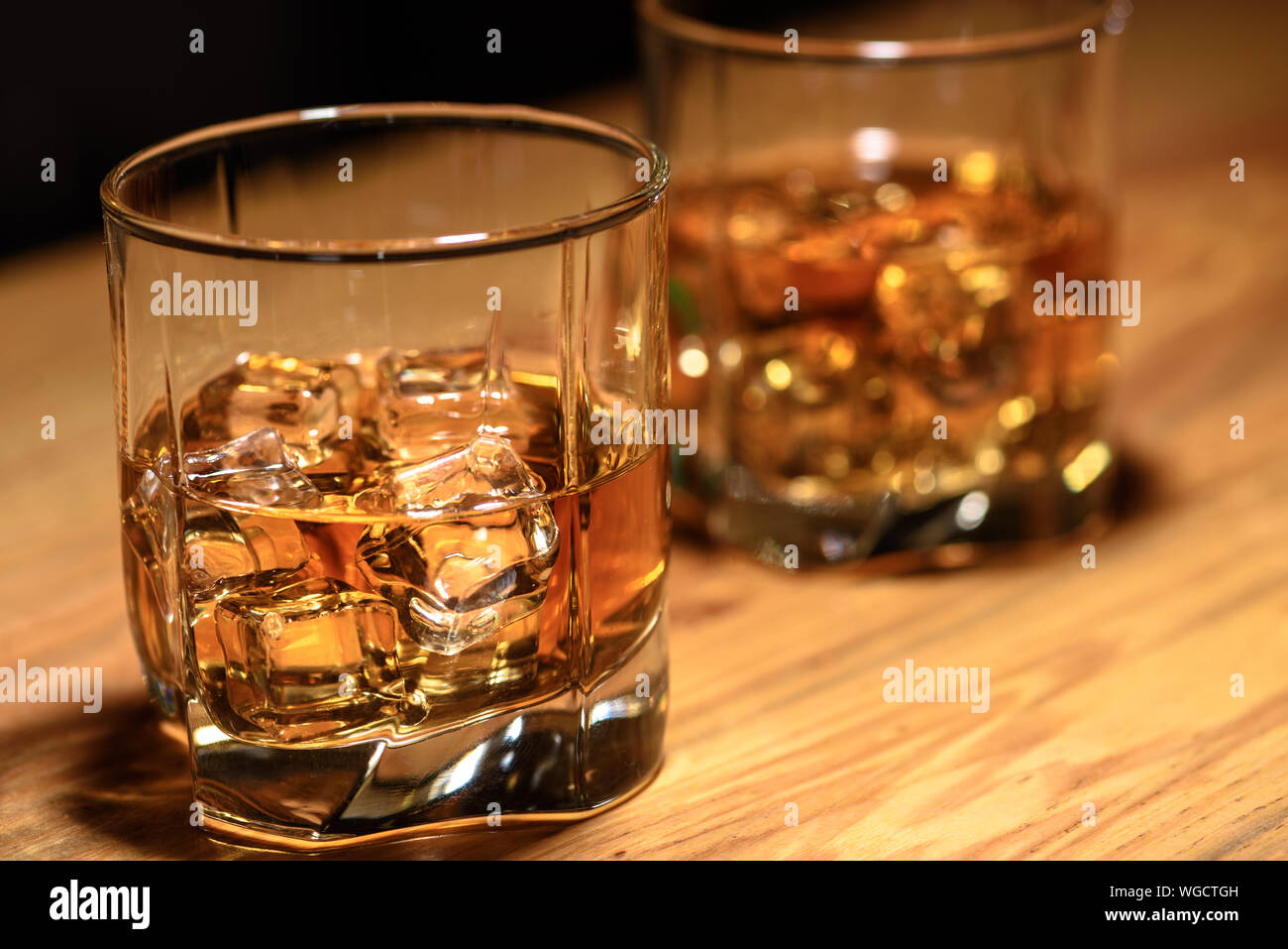 Wtill vita di due bicchieri di whiskey sulla barra. Foto Stock