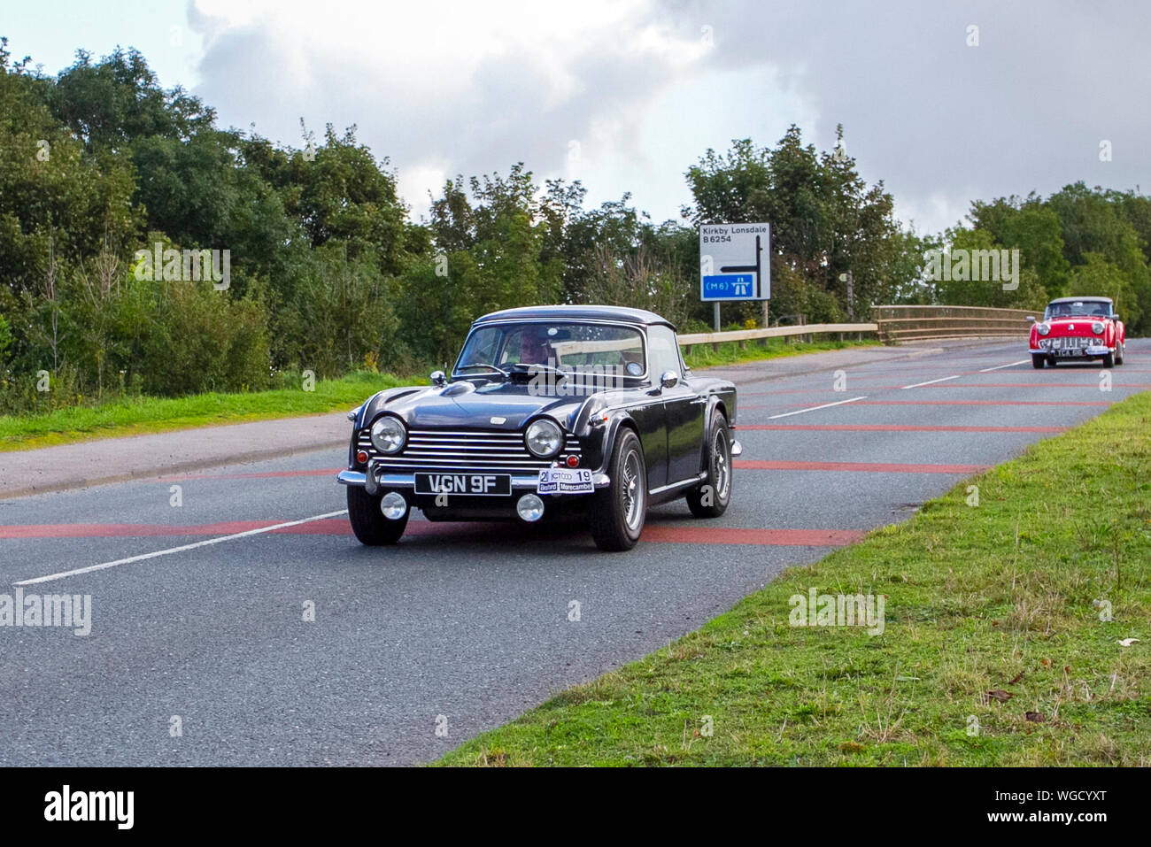 1968 60s Blue Triumph TR5 2019 guida nel Bradford a Morecambe Charity auto d'epoca rally, vecchio, veicolo retrò, auto storica, trasporto, antiquariato classico, collezione, trasporto auto, design, motore, guida, storico, storico, mostra, motore, restaurato da collezione, stile, storico veicolo gestito. Foto Stock
