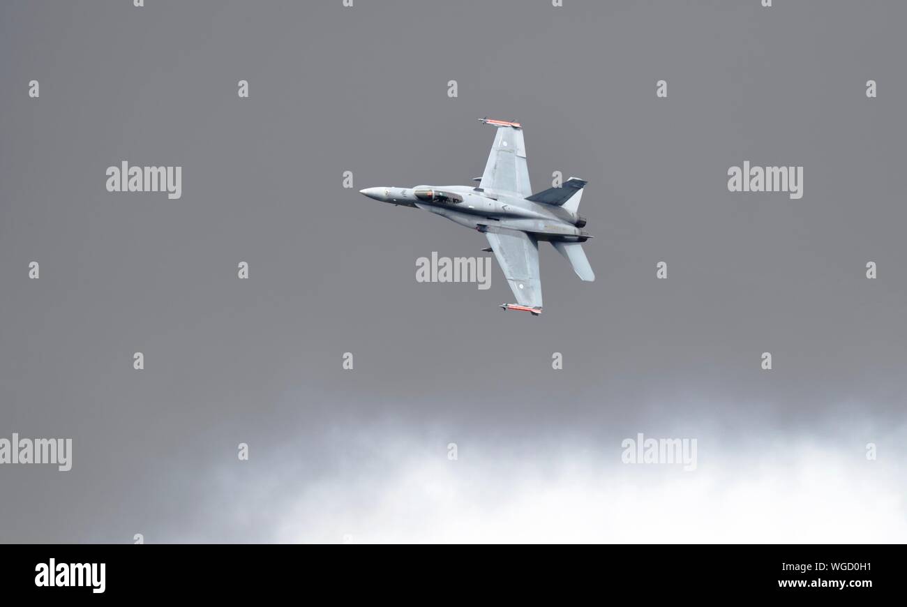 Finnish Air Force McDonnell Douglas F/A-18C Hornet effettuando al 2019 Royal International AirTattoo Foto Stock