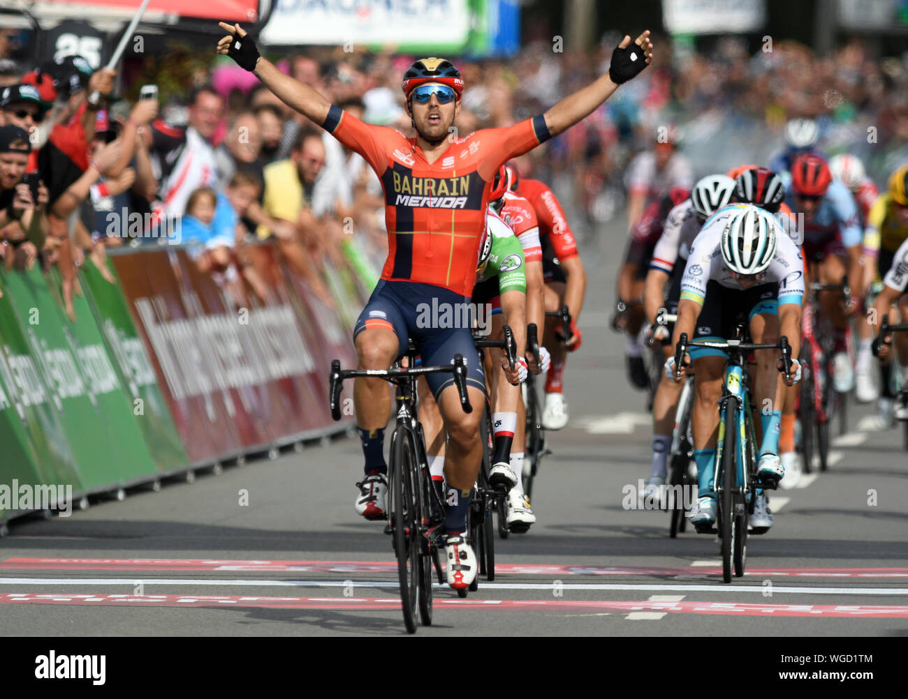 Erfurt, Germania. 01 Sep, 2019. Escursioni in bicicletta: UCI Europaserie - Germania Tour, fase 4, Eisenach - Erfurt (159, 50 km). L'Italiano Sonny Colbrelli da Team Bahrain-Merida il tifo per la sua vittoria di tappa. Credito: Bernd Thissen/dpa/Alamy Live News Foto Stock