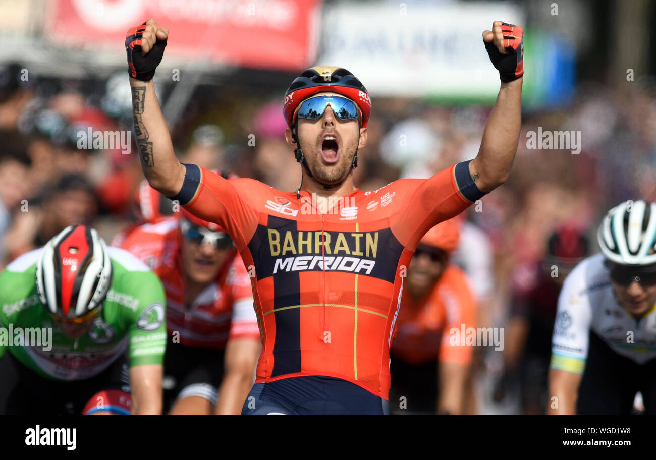 Erfurt, Germania. 01 Sep, 2019. Escursioni in bicicletta: UCI Europaserie - Germania Tour, fase 4, Eisenach - Erfurt (159, 50 km). L'Italiano Sonny Colbrelli da Team Bahrain-Merida il tifo per la sua vittoria di tappa. Credito: Bernd Thissen/dpa/Alamy Live News Foto Stock