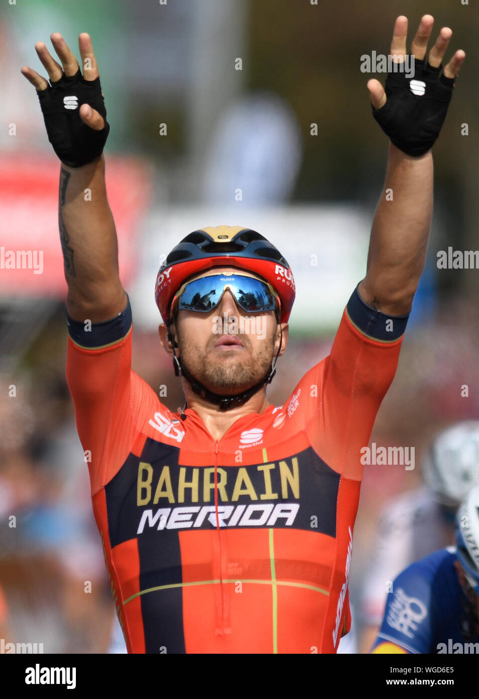 Erfurt, Germania. 01 Sep, 2019. Escursioni in bicicletta: UCI Europaserie - Germania Tour, fase 4, Eisenach - Erfurt (159, 50 km). L'Italiano Sonny Colbrelli da Team Bahrain-Merida il tifo per la sua vittoria di tappa. Credito: Bernd Thissen/dpa/Alamy Live News Foto Stock