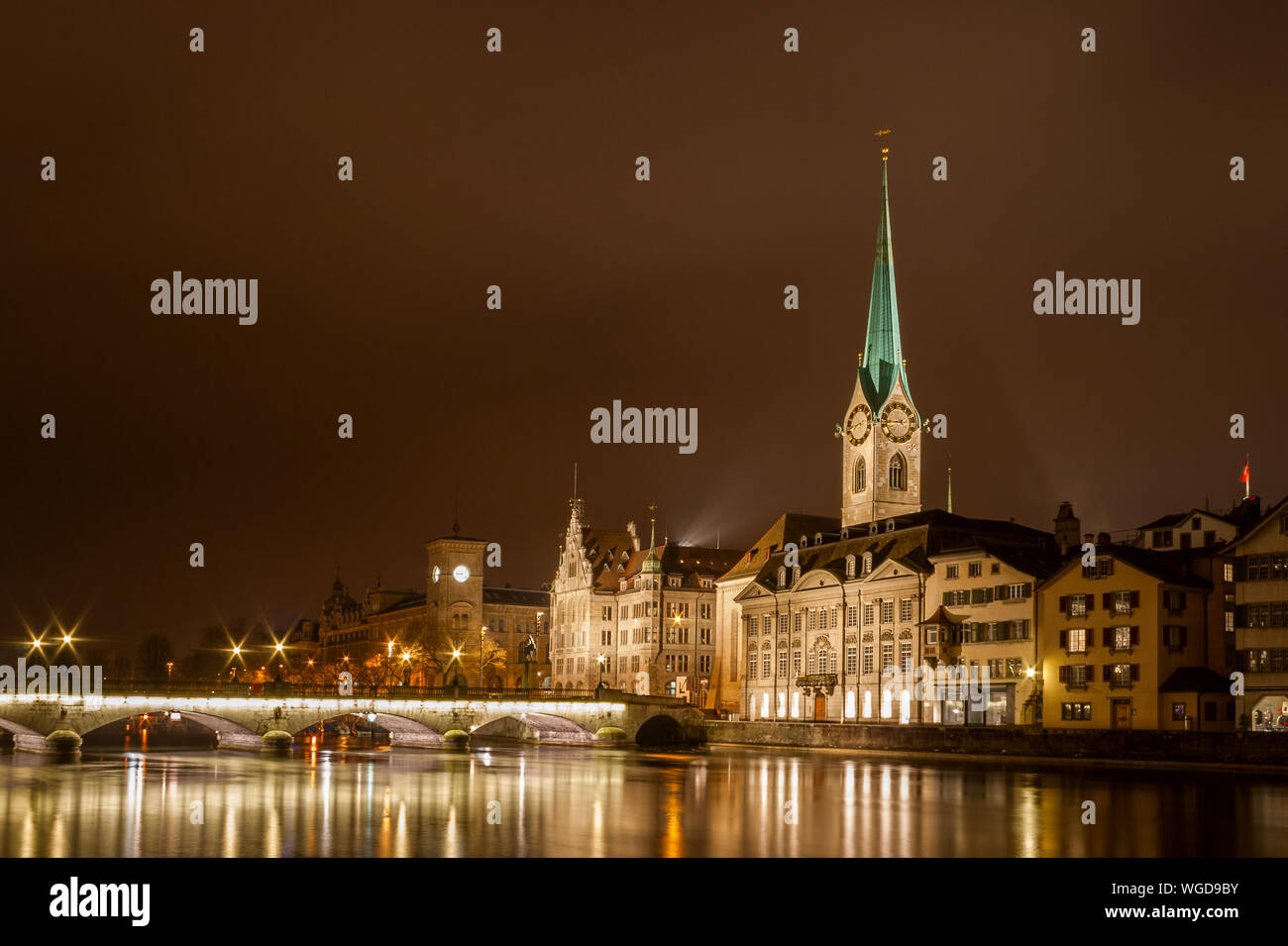 Illuminata vecchia Chiesa Fraumunster in una sera d'inverno, Zurigo, Svizzera Foto Stock