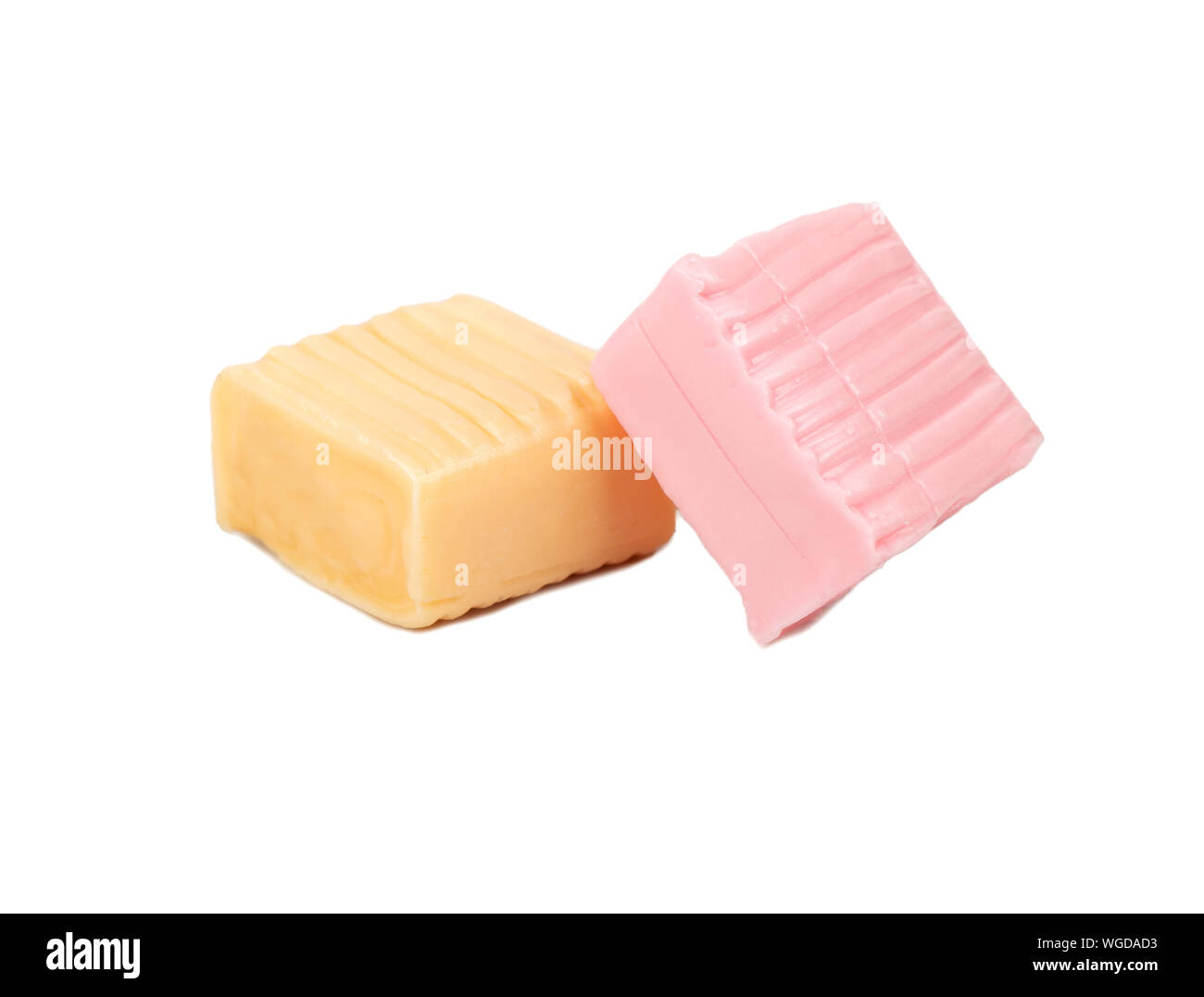 Due quadrati caramelle fragrante su sfondo bianco Foto Stock