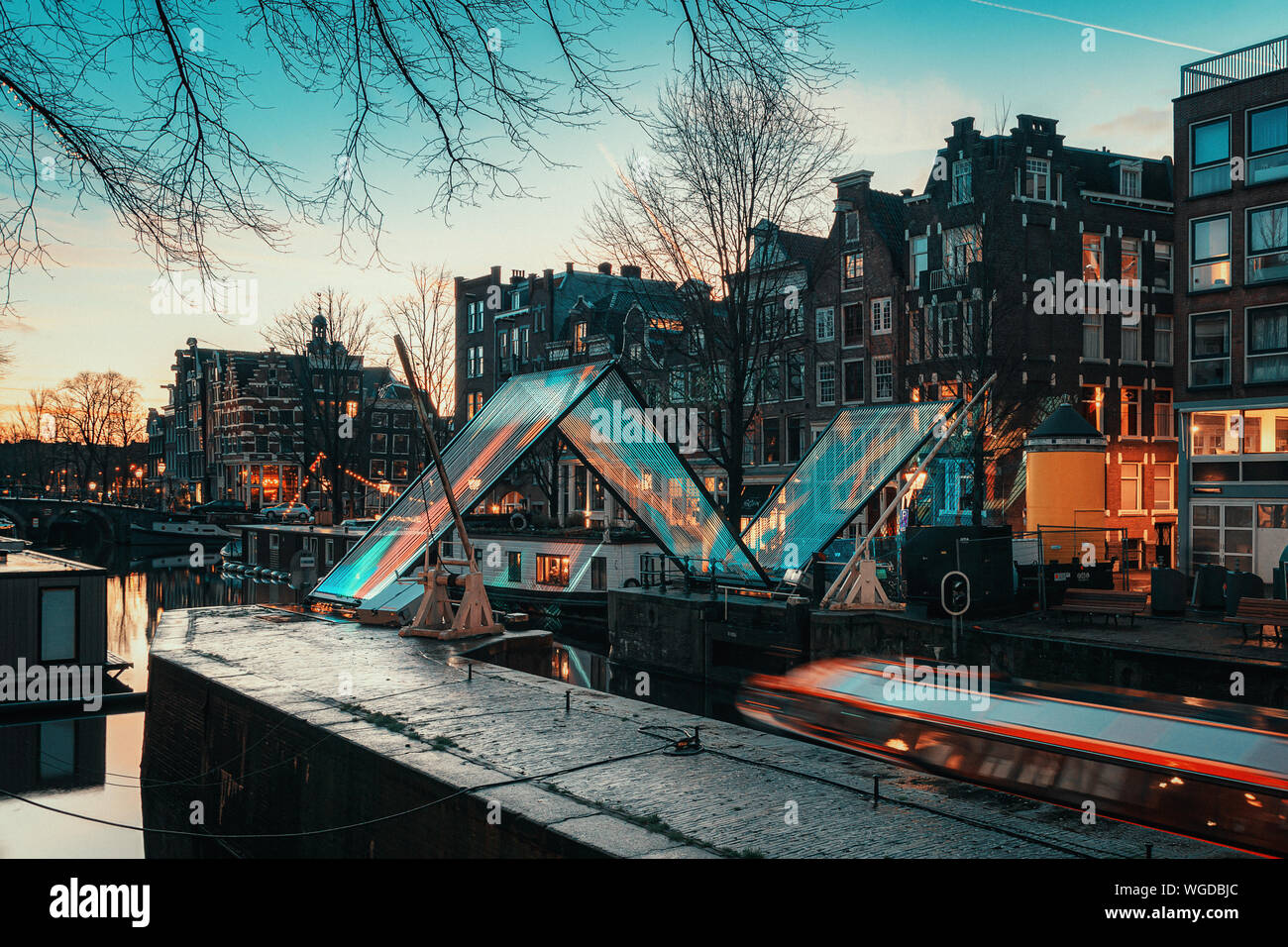 Amsterdam, Paesi Bassi - 14 Gennaio 2019: Light Festival Amsterdam, oggetto luce oltre le serrature del canale Singel nel vecchio centro di Amsterdam Foto Stock