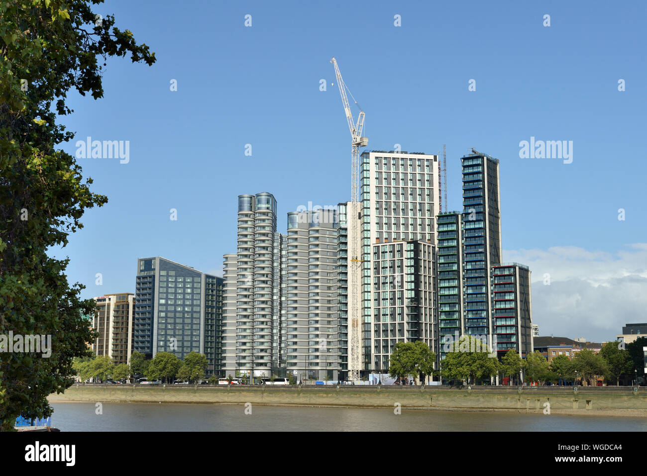 Albert Embankment lo sviluppo con la Corniche e Dumont, London, Regno Unito Foto Stock