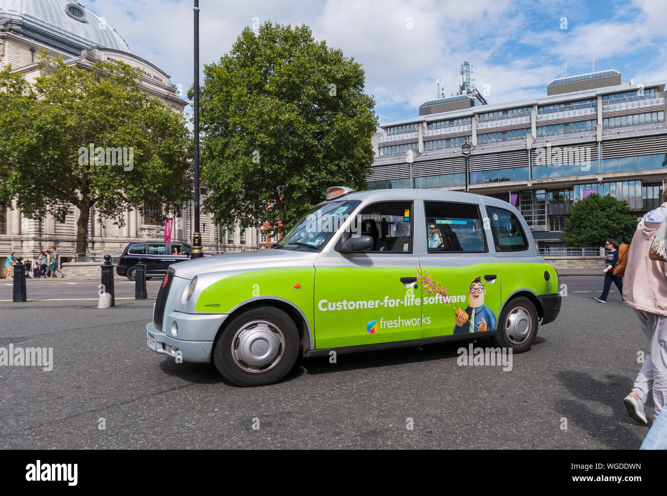 Verde e argento LTI TX4 taxi con la pubblicità nella città di Westminster a Londra, Inghilterra, Regno Unito. Taxi a Londra. Cabina di Londra. Foto Stock