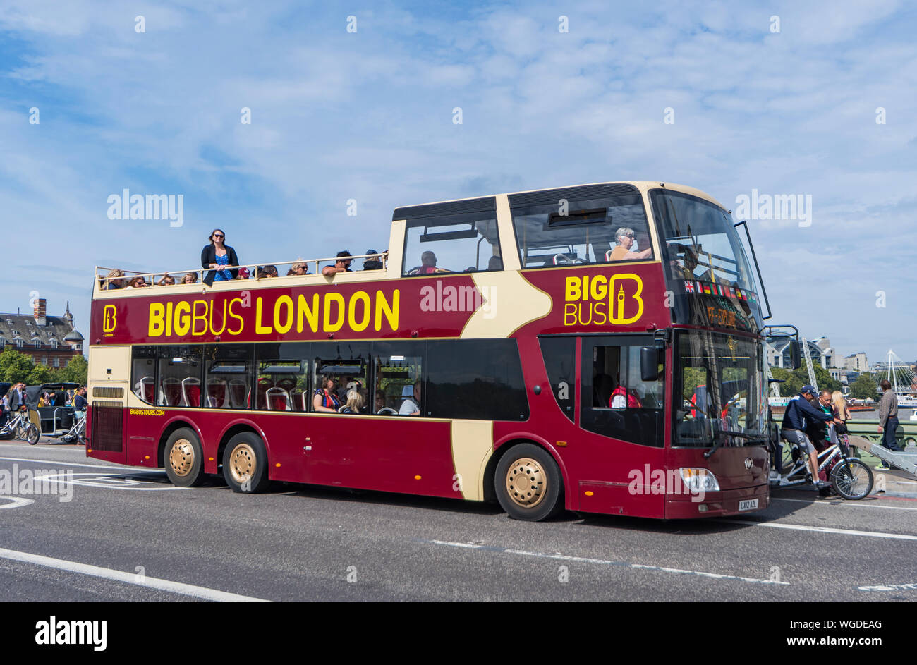 Big Bus Tours open top tour bus che turisti in giro per Londra Centro visite dall'autobus, sul Westminster Bridge, Londra, Inghilterra, Regno Unito. Foto Stock