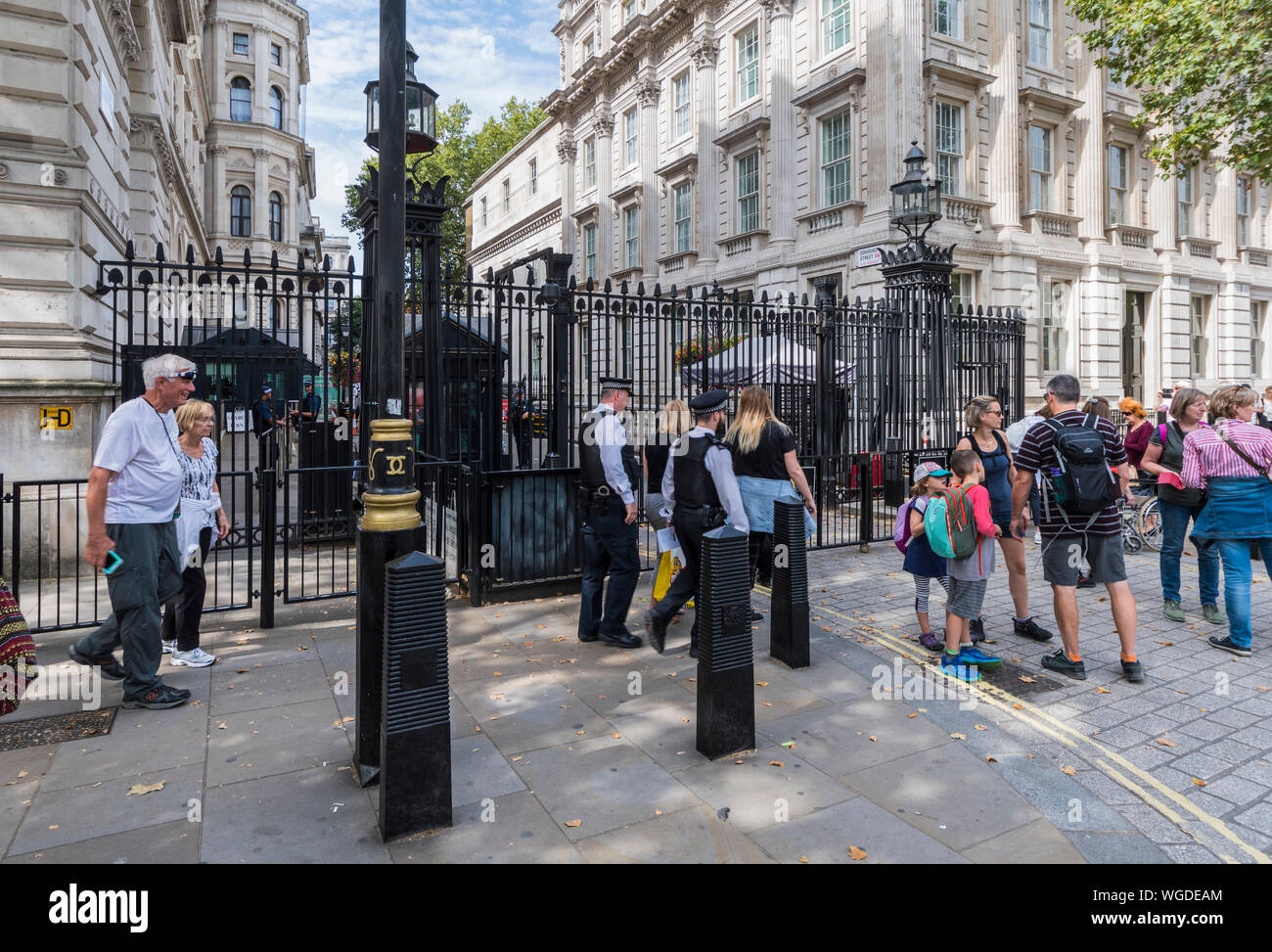 La polizia di sicurezza custodito porta d'ingresso a Downing Street, City of Westminster, Londra, Inghilterra, Regno Unito. Foto Stock