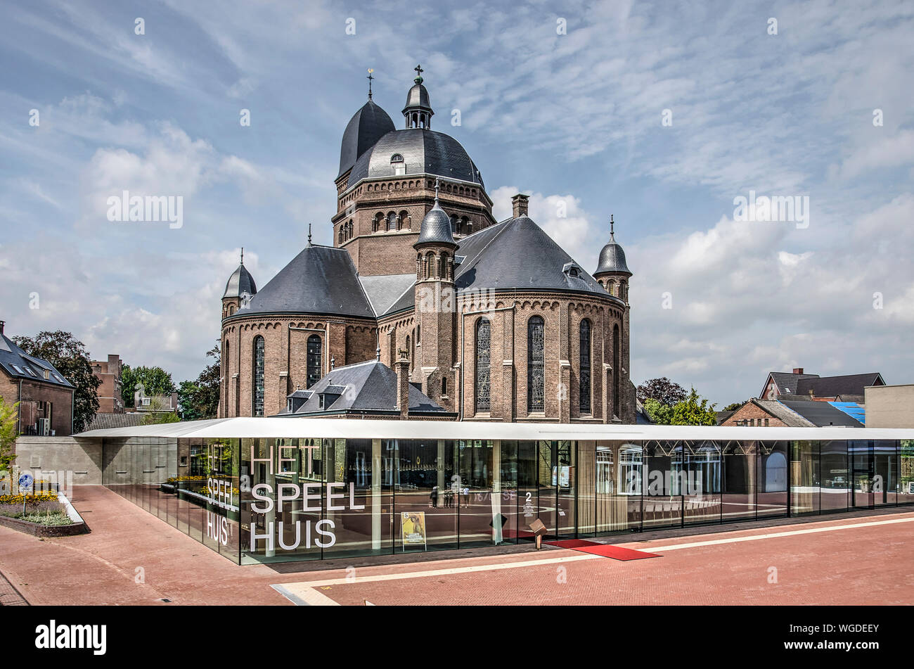 Helmond, Paesi Bassi, 16 agosto 2019: il nuovo teatro Speelhuis, all'interno di un ex chiesa cattolica romana e il monumento nazionale, circondato da un mod Foto Stock