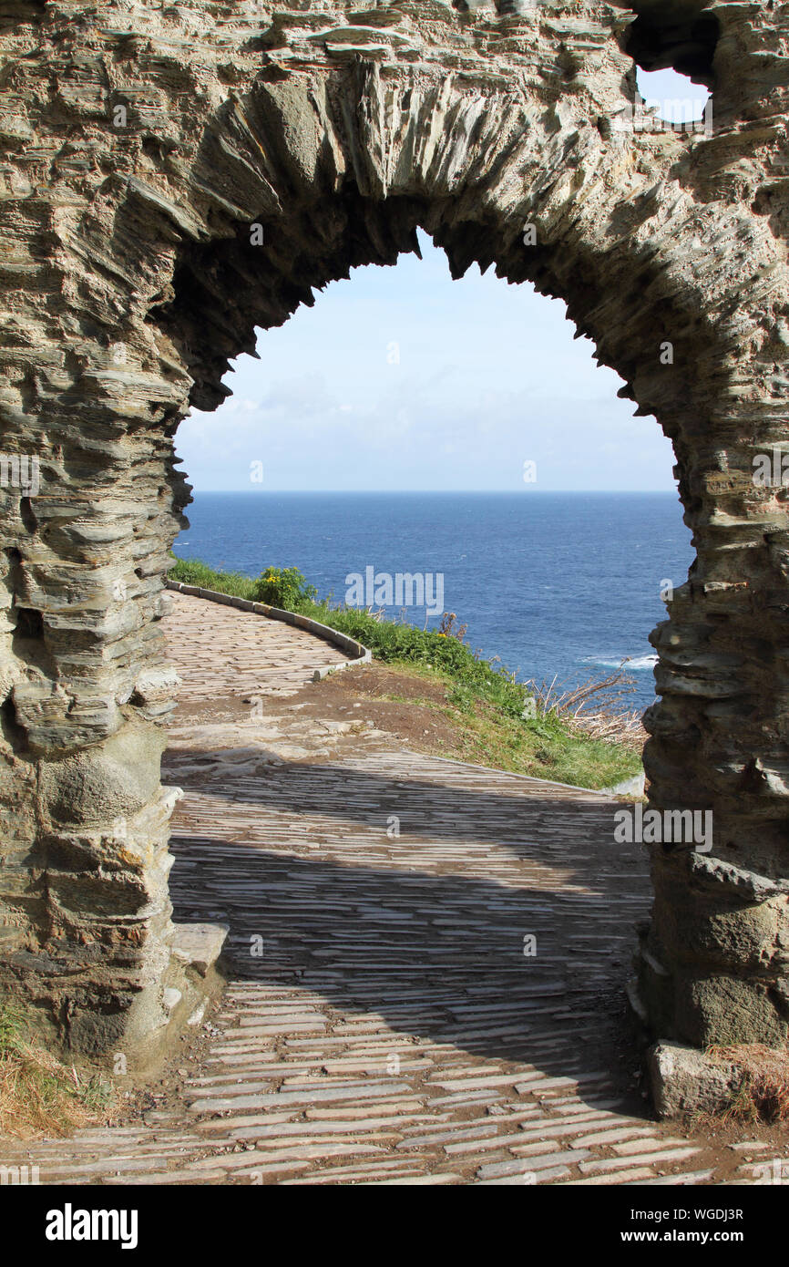 Resti del castello di Tintagel con oceano Atlantico in background Foto Stock