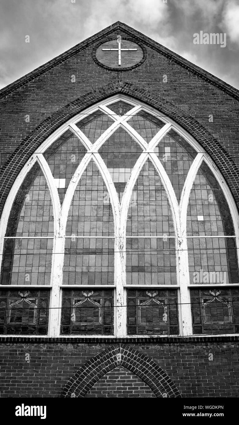 Questo dettaglio del Monte Sion Chiesa Battista, in Asheville, NC, Stati Uniti d'America, mostra arcuato segmentale, Lancet windows, un aspetto del tardo gotico vittoriano revival. Foto Stock