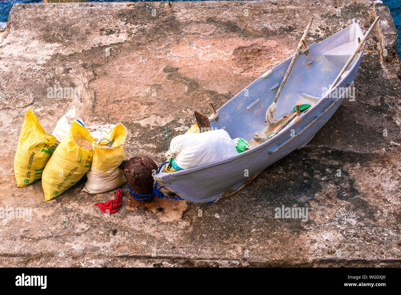 Barca sul marciapiede Foto Stock